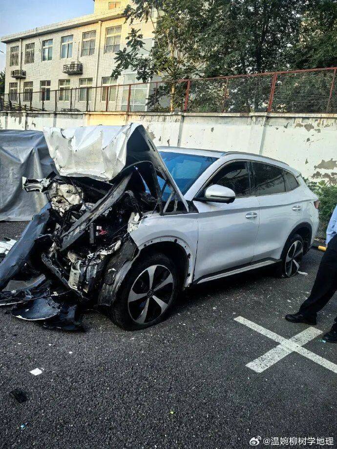 皇冠信用网站_比亚迪车主多处骨折皇冠信用网站,其妻发声:往后日子不知怎么过!陈震车祸后再度致歉