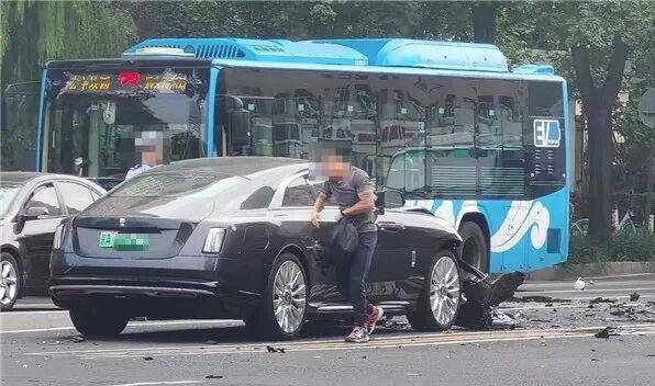 皇冠信用网如何申请_陈震谈劳斯莱斯车祸后续:对方为网约车皇冠信用网如何申请,已联系到伤者家属,会全力支付应该负担的赔偿