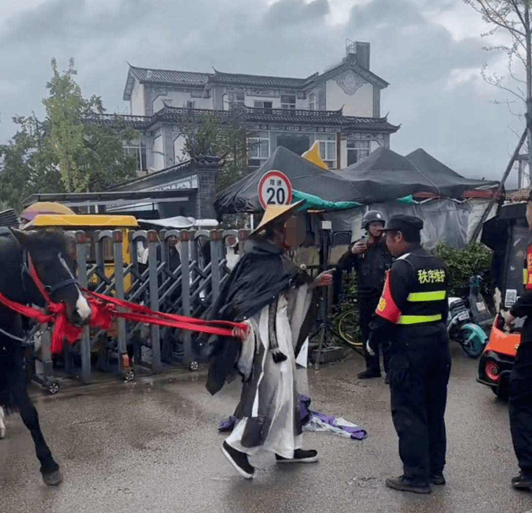 皇冠信用网开户_男子骑马在大理洱海廊道与保安起冲突 当地政府:廊道禁止机动车和马匹入内