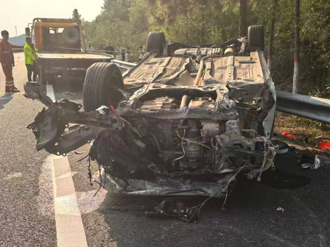 皇冠信用网在线注册_“我撒谎天打雷劈!”男子高速突然强行变道致翻车皇冠信用网在线注册,反诬赖对方