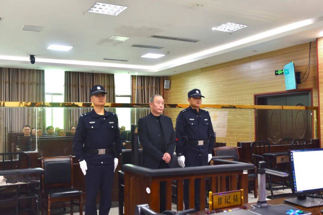 足球资金盘
_受贿、行贿、洗钱足球资金盘
！南水北调集团原副总经济师樊新中当庭认罪