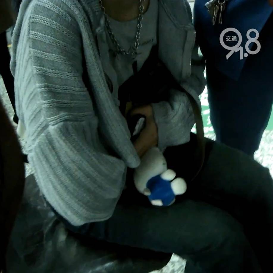 足球平台代理
_杭州地铁内足球平台代理
,女乘客突然崩溃大哭!紧接着……这一幕被拍下