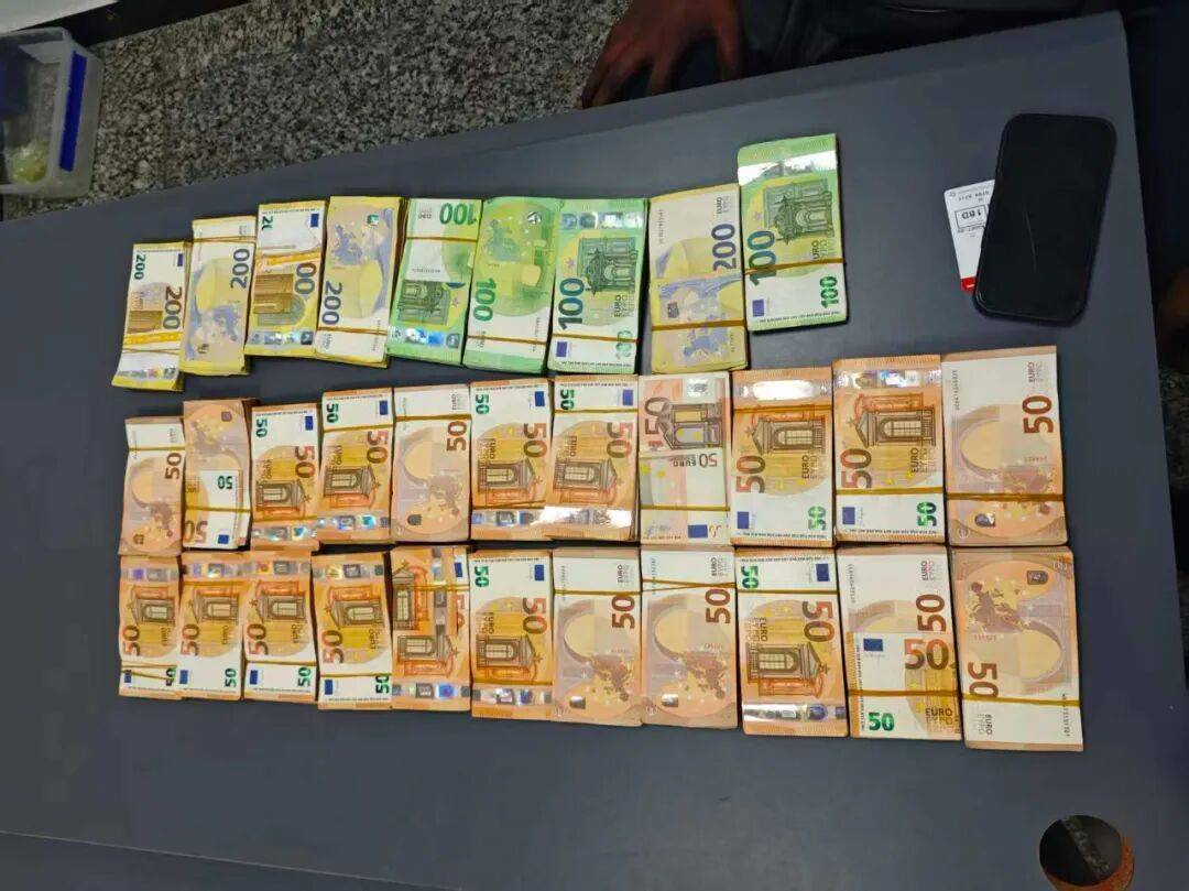 登3代理
_成捆的欧元现金就放在背包里装着登3代理
，折合人民币超186万元，旅客入境时被广州海关查获