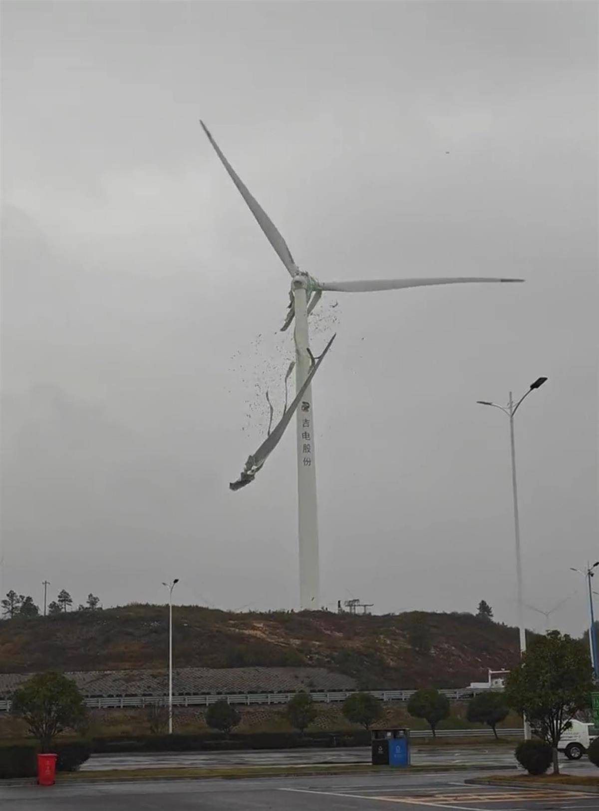 皇冠信用平台出租出售
_九江一架风力发电机叶片空中断裂皇冠信用平台出租出售
，目击者称“玻璃纤维满天飞”，当地：正在处理