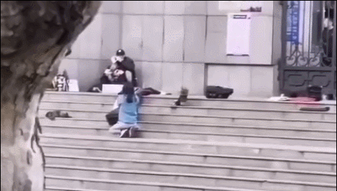 皇冠足球平台代理申请_中国警察向昆明劫匪下跪皇冠足球平台代理申请，这一跪，跪出多少人的眼泪