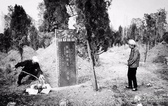 皇冠足球平台代理申请_中国警察向昆明劫匪下跪皇冠足球平台代理申请，这一跪，跪出多少人的眼泪