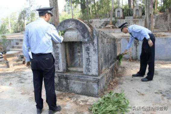 皇冠足球平台代理申请_中国警察向昆明劫匪下跪皇冠足球平台代理申请，这一跪，跪出多少人的眼泪