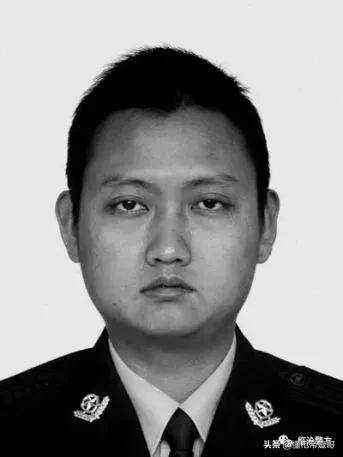 皇冠足球平台代理申请_中国警察向昆明劫匪下跪皇冠足球平台代理申请，这一跪，跪出多少人的眼泪