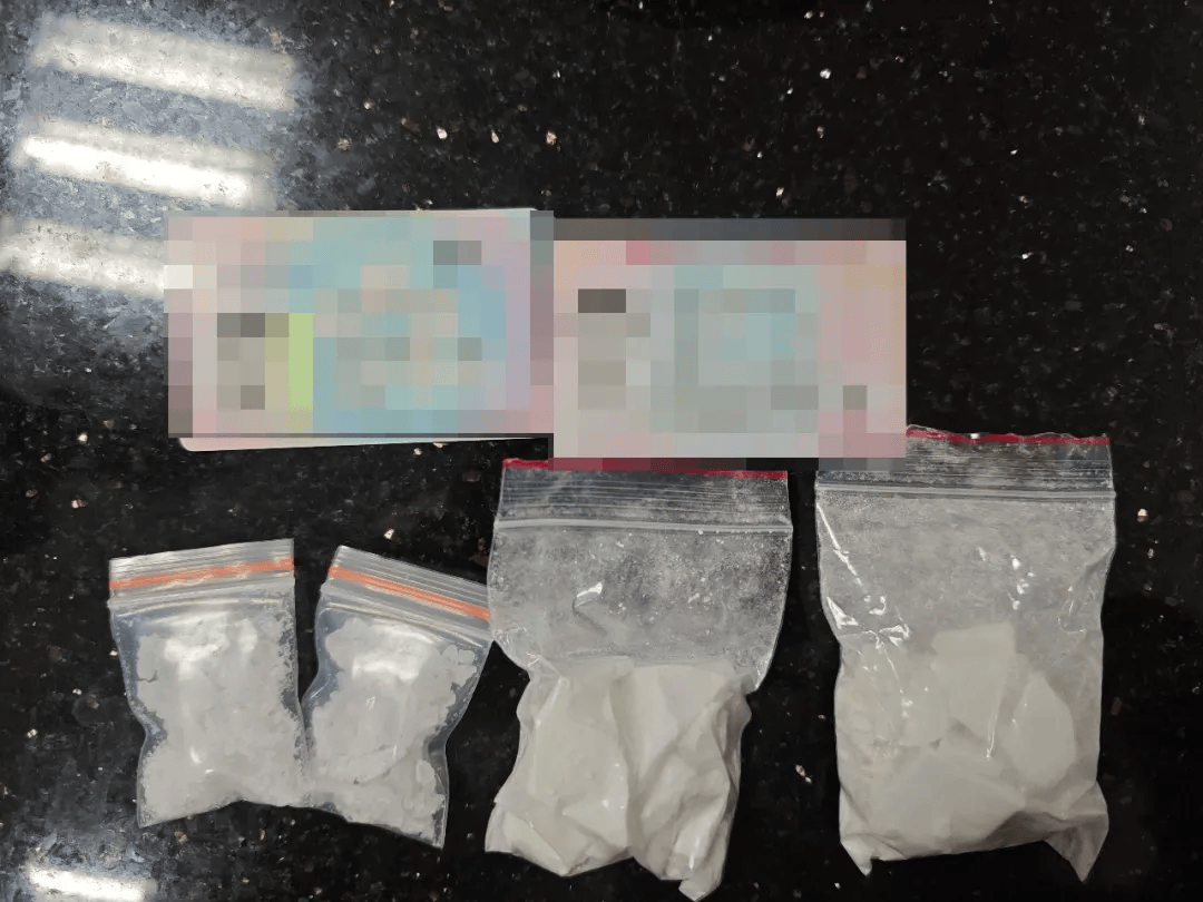 浦和红钻vs新泻天鹅
_这你真兜不住浦和红钻vs新泻天鹅
!男子裤裆藏毒70余克被查