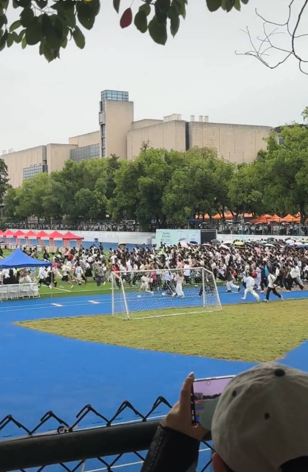 皇冠会员如何申请_成都市在西南大学招聘数百名教师皇冠会员如何申请，考生跑步进场引热议，校方：活动时间短，多面会匆忙