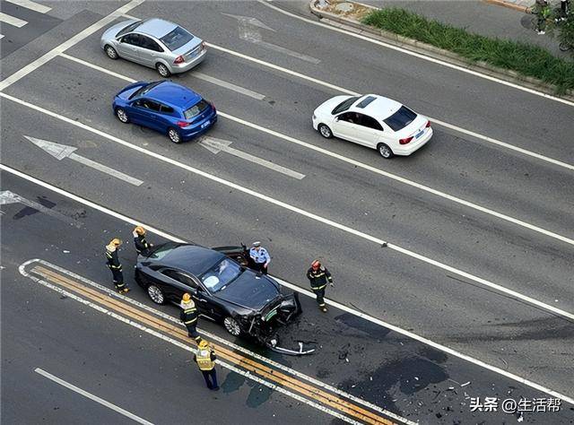 皇冠信用网如何申请_知名车评人陈震开劳斯莱斯发生车祸?交警:事故发生在下午3时许皇冠信用网如何申请,正处理中