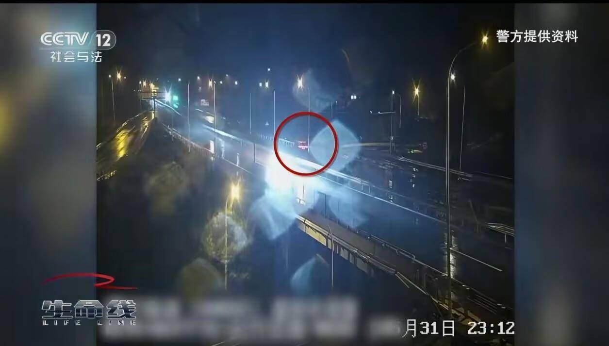 皇冠信用网会员开户_男子喝3斤白酒用智驾行驶20公里后在高速上睡着了皇冠信用网会员开户,因醉酒驾驶被判拘役一个月,交警回应