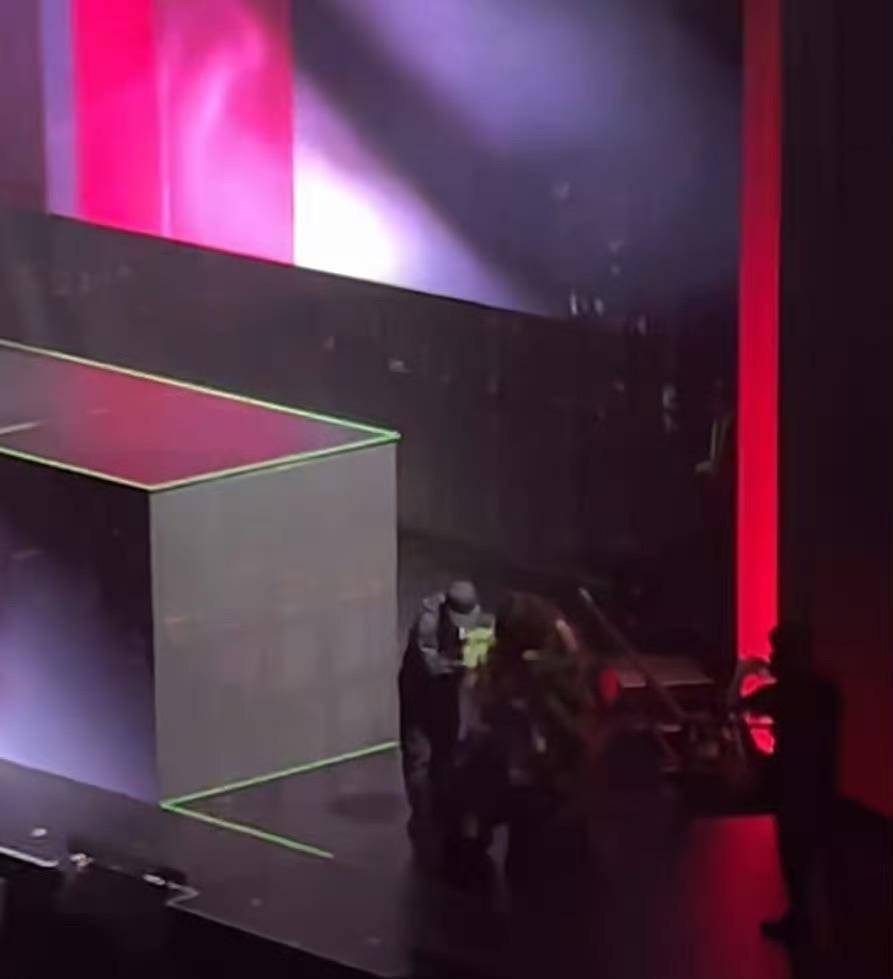 如何找当地皇冠代理_张靓颖西安演唱会从两米高升降台跌落如何找当地皇冠代理，爬起后依然能继续演唱，当天是她41岁生日