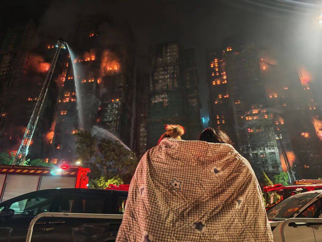 皇冠网址_香港大埔火灾已造成44人遇难！3人以涉嫌误杀罪被拘捕皇冠网址，警方：不排除发泡胶是火势迅速蔓延原因；大埔区多所学校停课，临时庇护中心开放