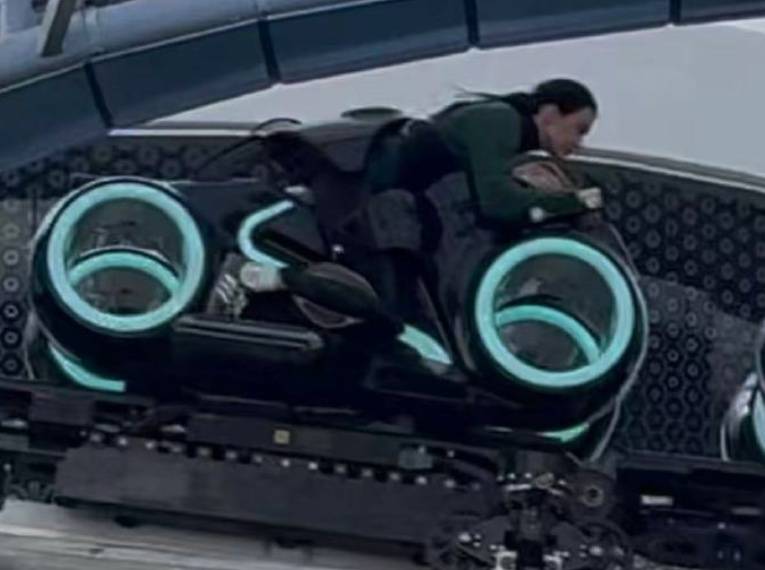 体育皇冠信用网_知名女歌手在上海迪士尼被偶遇体育皇冠信用网，见证求婚！“一时不知道谁更幸福”