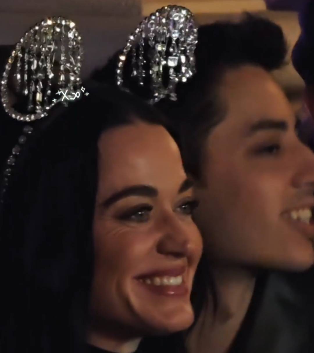 体育皇冠信用网_知名女歌手在上海迪士尼被偶遇体育皇冠信用网，见证求婚！“一时不知道谁更幸福”