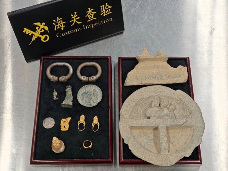 皇冠信用盘平台
_外籍男子携带多件文物出境被查皇冠信用盘平台
!包括水晶包金小型舍利塔等