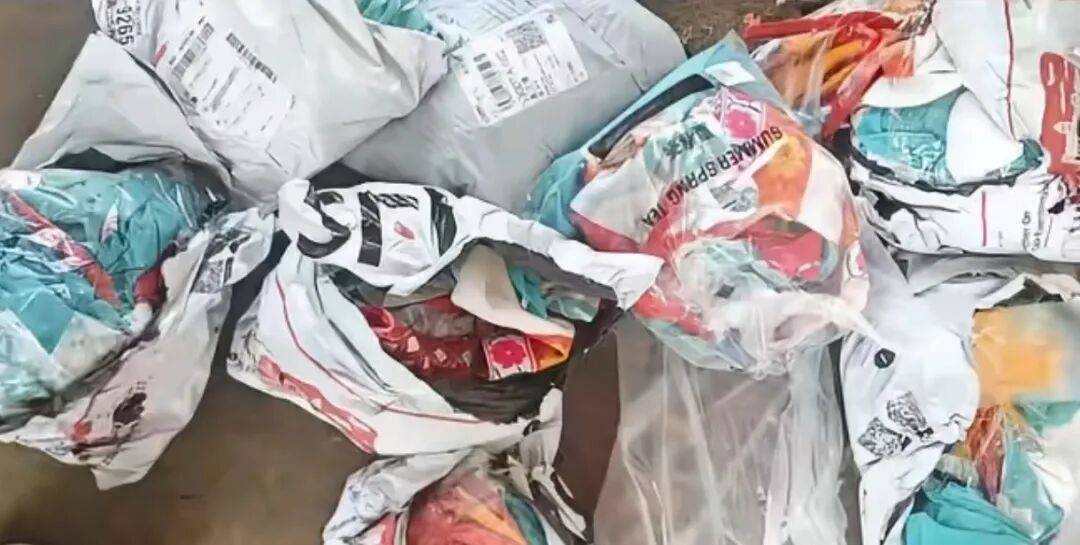  纽卡斯尔 v 狼队_云南一高校学生表演后集体退演出服 纽卡斯尔 v 狼队，店主称衣物损坏有异味，校方：已启动调查