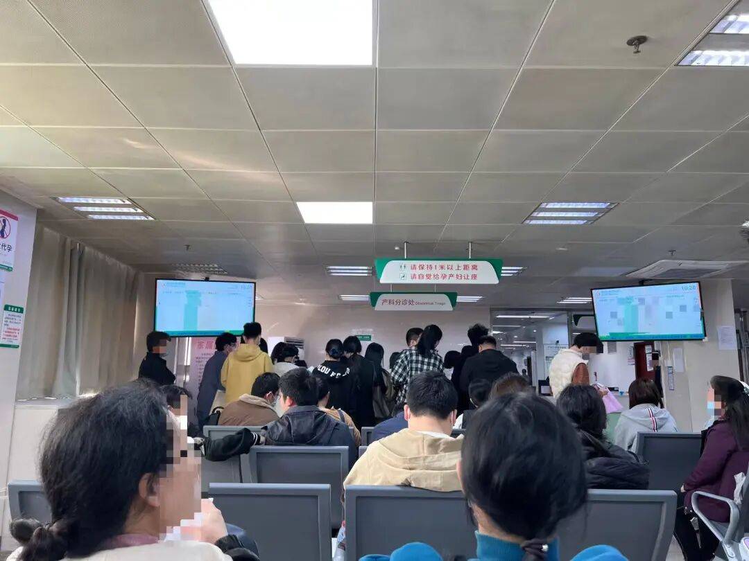 电竞足球_“一波接一波！”有市民投诉在深圳市妇幼遭遇推销电竞足球，记者半小时收3张传单