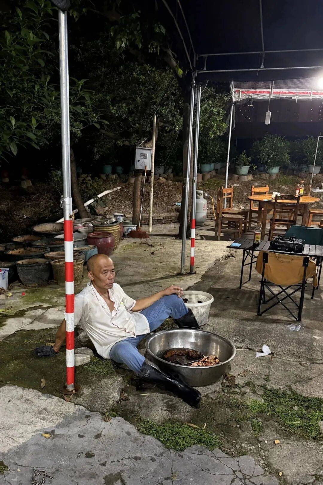 皇冠信用网足球代理_“我准备倒闭了!”广东爆火鸡煲店老板再发声:你们去隔壁吧皇冠信用网足球代理,我这是冰冻鸡,别来了;儿子:家里有养鸡场,最多还能撑一到两个月