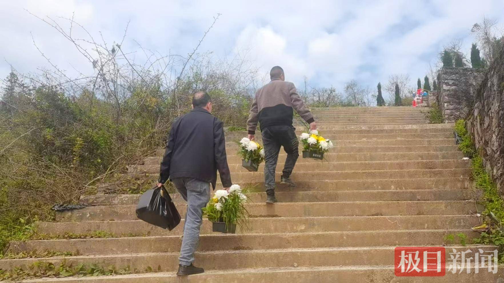 皇冠信用网登1,登2,登3出租_放弃几十万年收入返乡皇冠信用网登1,登2,登3出租，“倒贴钱”买车作公用，53岁“吉普书记”突然离世，200余民众自发送别