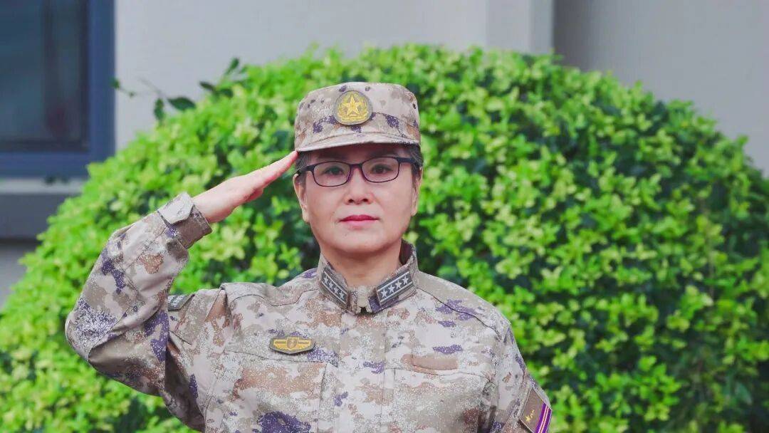 皇冠足球管理平台出租_58岁皇冠足球管理平台出租，她穿上迷彩，被授予预备役大校军衔