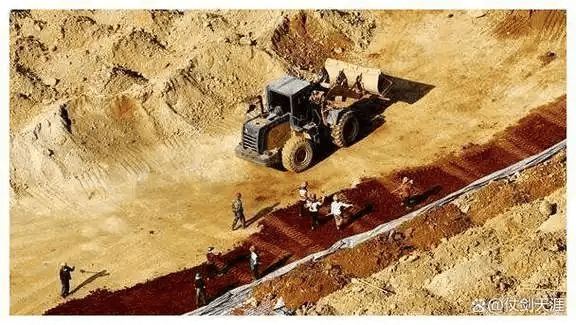 皇冠体育App下载_中国握住稀土王牌！美国想不通皇冠体育App下载，废弃的剧毒尾矿，变成了稀缺资源