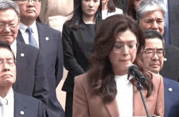 皇冠信用登3代理_做了连战马英九没敢做的事皇冠信用登3代理，郑丽文专机飞进北京，岛内风向恐大变