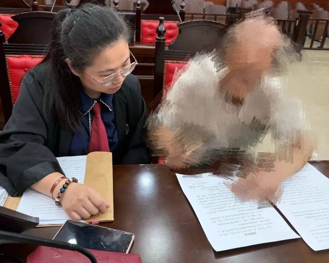 皇冠正网_亲兄弟各自继承一套房产皇冠正网，弟弟因无独立厨房多年无偿占用哥哥名下7平方米房间，多次协商均失败，最终经律师调解和解