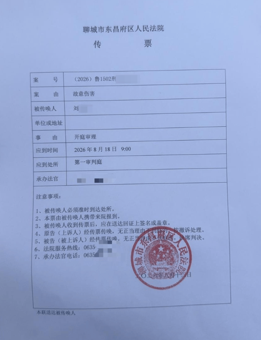皇冠体育_男子当街脚踹女儿皇冠体育，小伙制止时绊摔男子致其轻伤：小伙一审被定罪免罚，二审发回重审下周开庭