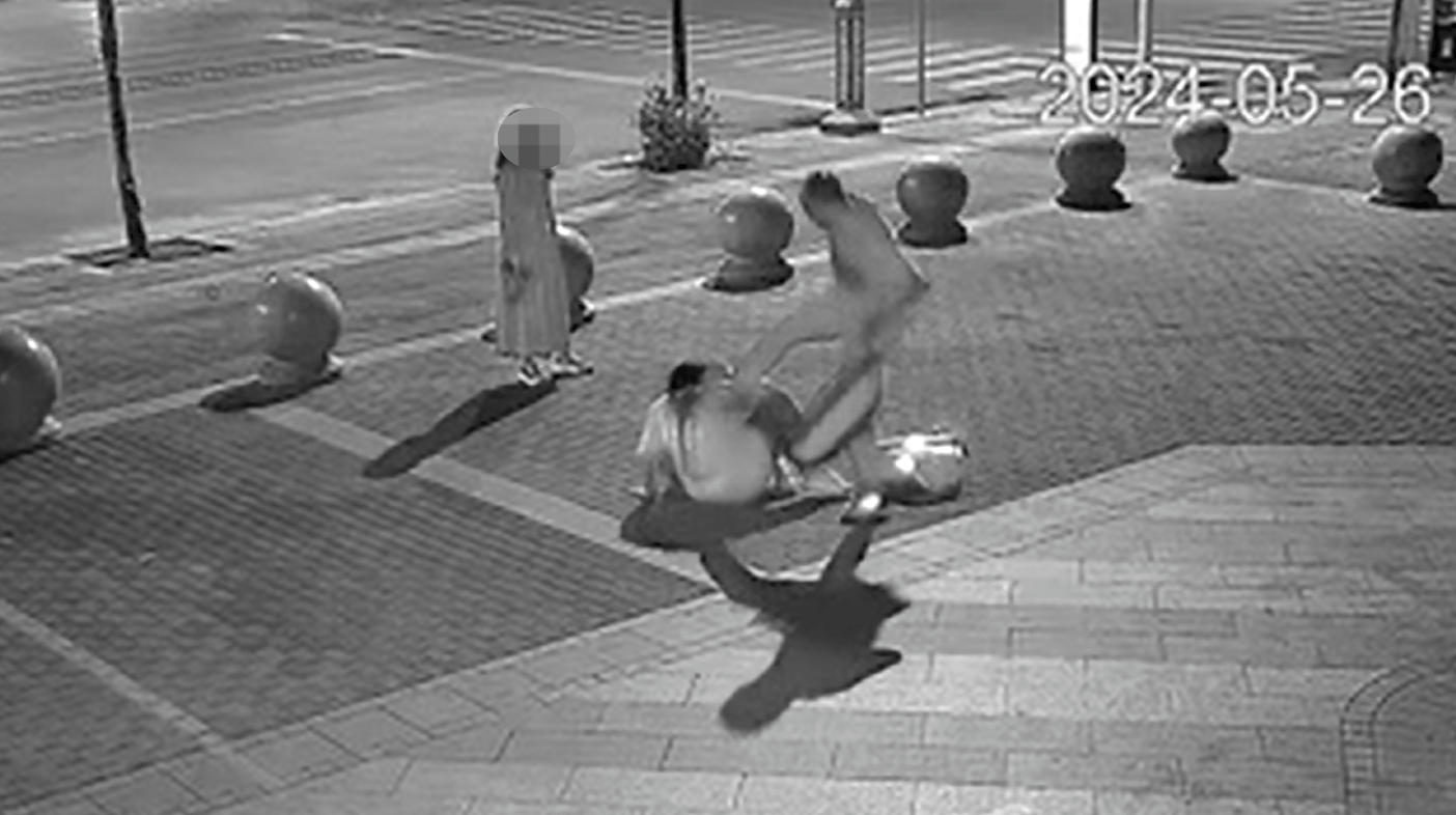 皇冠体育_男子当街脚踹女儿皇冠体育，小伙制止时绊摔男子致其轻伤：小伙一审被定罪免罚，二审发回重审下周开庭