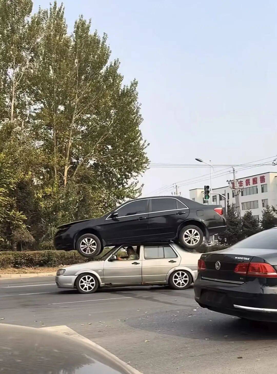土耳其超级联赛_长春街头一小车顶着另一辆小车在道路上行驶土耳其超级联赛，交警回应：正在核实处理