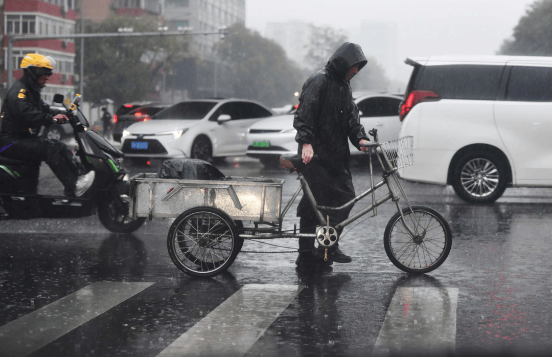丹麦甲组联赛
_北京:雨已下了16个小时丹麦甲组联赛
,全市达暴雨级,未来2小时还将持续