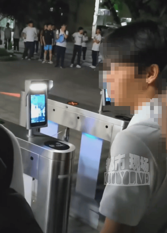 华盛顿奇才 v 密尔沃基雄鹿
_“广西梧州一中学老师阻止学生离校华盛顿奇才 v 密尔沃基雄鹿
,并在校门口破口大骂”,校方通报:情况属实